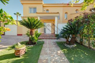 Doppelhaus in Rascanya. Chalet independiente con piscina y gran parcela en montecolorado