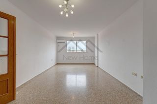 Rent Flat in Núcleo Urbano. Amplio piso en alquiler en la pobla de vallbona  garaje y traste