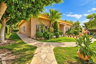 Xalet a Rascanya. Villa de 366 m2 sobre más de 1.200 m2 de parcela en rascanya esp