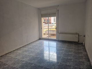 Pis  Carrer de larra. Piso de 4 habitaciones en muy buen estado