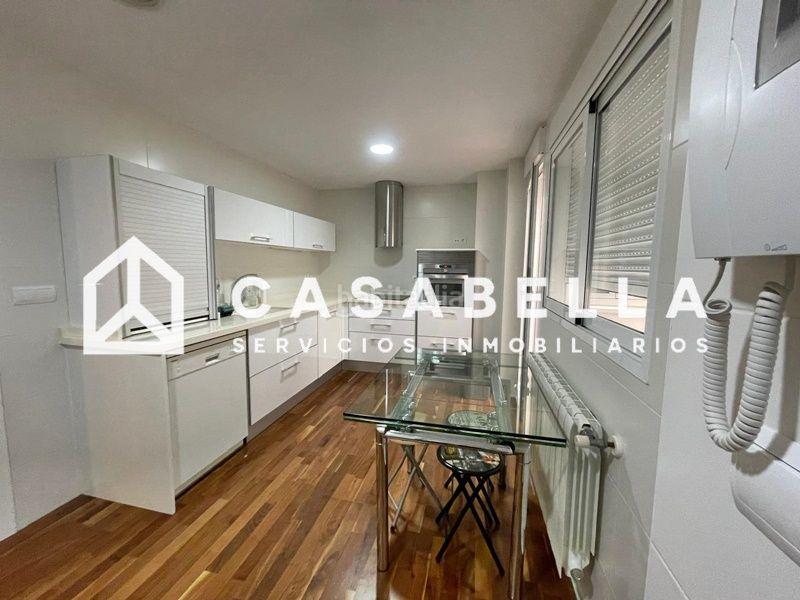 Foto e5817cda-93fb-45c8-aaa7-17b8a91fa720. Alquiler piso casabella inmobiliaria alquila amplia vivienda en el barrio de Exposición, amueblada y con electrodomésticos. en Valencia