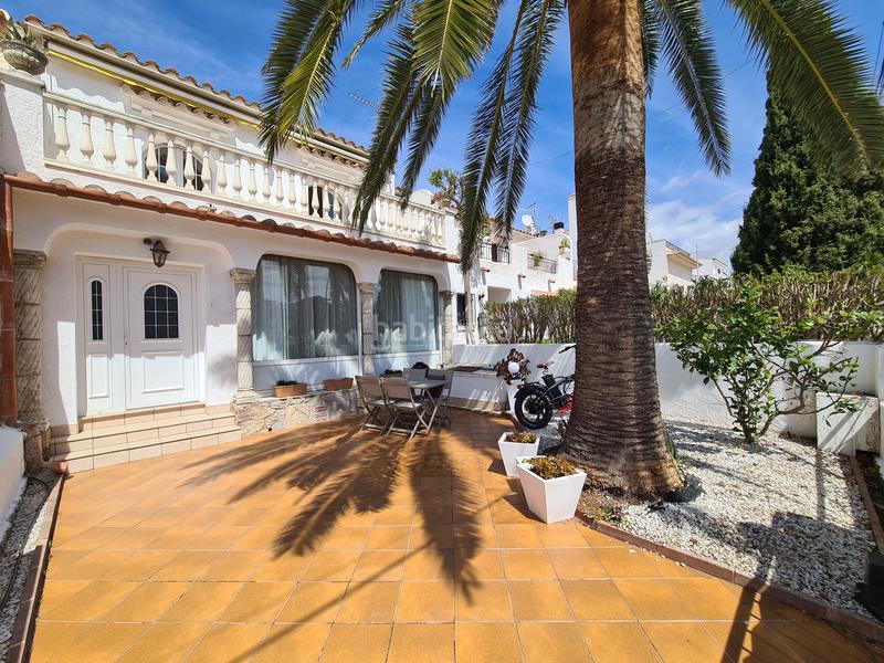 Foto 0f2f7899-4c3a-457b-b756-75af671464d6. Casa adosada bonita casa con piscina y amarre de 12m, cerca del mar en Empuriabrava