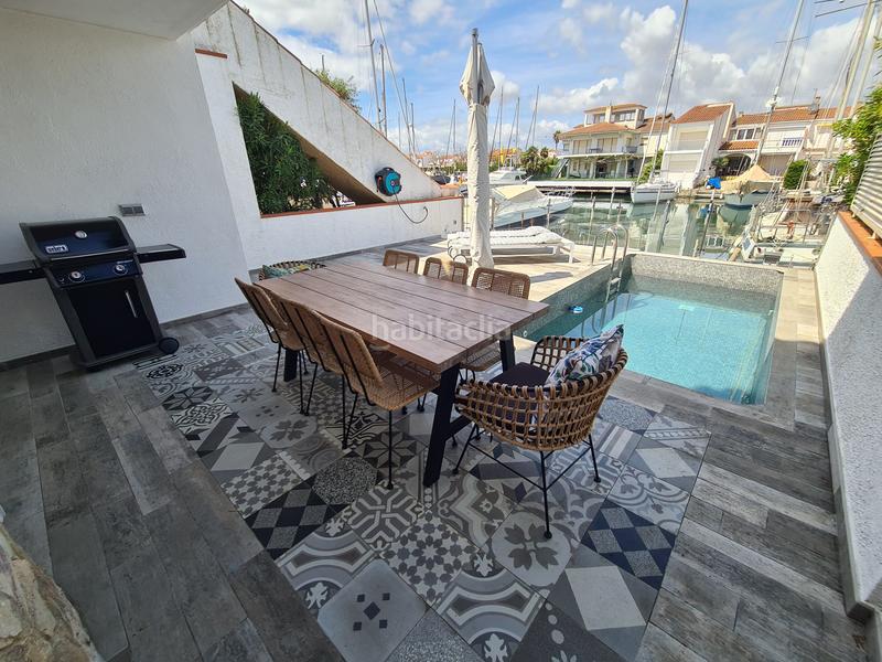 Foto 2a316f6a-2cc3-498d-aab4-79b1e19c76fc. Casa adosada bonita casa con piscina y amarre de 12m, cerca del mar en Empuriabrava