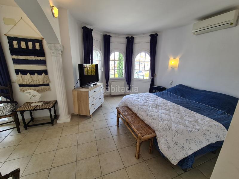 Foto 3ea9d0b7-c2c1-4d61-823a-3575ed4147aa. Casa adosada bonita casa con piscina y amarre de 12m, cerca del mar en Empuriabrava