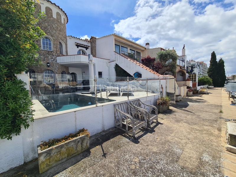 Foto 84cd9739-0623-4f0c-8b33-d9727b0cdb09. Casa adosada bonita casa con piscina y amarre de 12m, cerca del mar en Empuriabrava