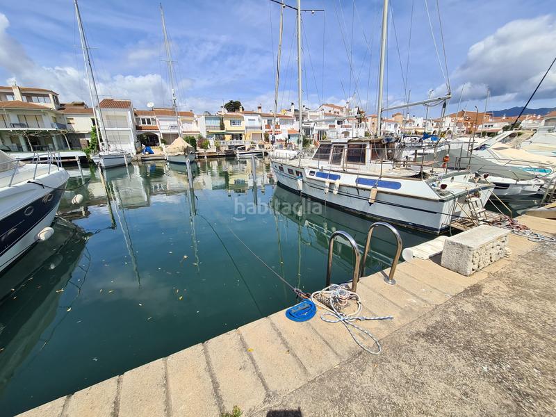 Foto c74f9188-60de-4b0b-b254-26e57b8f4c09. Casa adosada bonita casa con piscina y amarre de 12m, cerca del mar en Empuriabrava