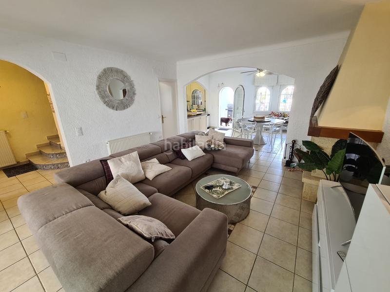 Foto d238b720-8b64-48be-903a-98c993b4de8c. Casa adosada bonita casa con piscina y amarre de 12m, cerca del mar en Empuriabrava