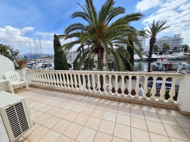 Foto dce6bba3-8b44-47dc-9821-24cf747bdf0f. Casa adosada bonita casa con piscina y amarre de 12m, cerca del mar en Empuriabrava