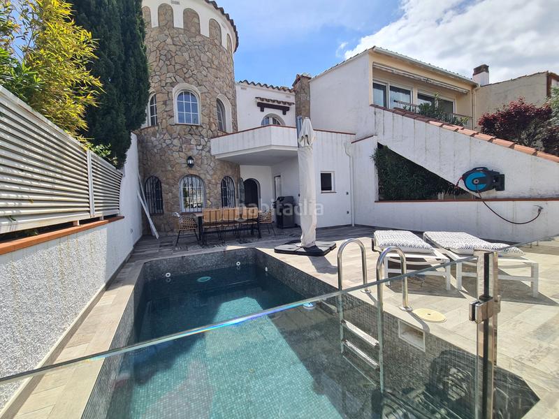 Foto f36c67db-0f32-4368-bdf1-ae791291d2e0. Casa adosada bonita casa con piscina y amarre de 12m, cerca del mar en Empuriabrava