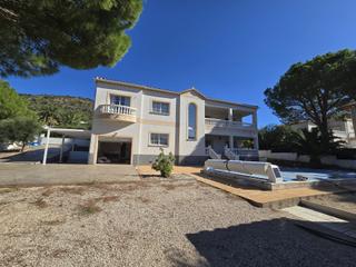 Casa en Pau. ?? magnfica villa con piscina, gran jardn y vistas a la baha