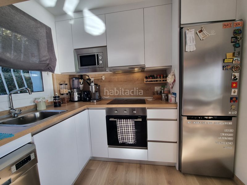 Foto f5ff0e1b-2258-4e57-949b-0d36b88908c5. Casa aparellada amb xemeneia calefacció aparcament a Roses