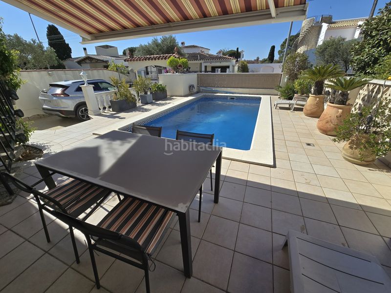 Foto 5eb6e237-4cee-4c32-8ed9-5aedb94b631d. Casa amb aparcament piscina a Peni Empuriabrava