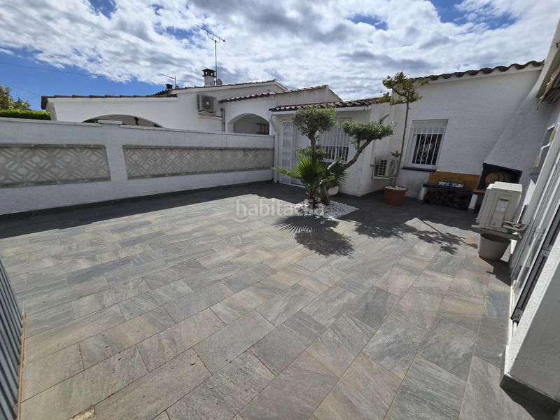 Foto 3286172a-b032-4319-8b0c-ff16ce886e48. Casa adossada amb xemeneia aparcament piscina a Puigmal - Mas Nou Empuriabrava