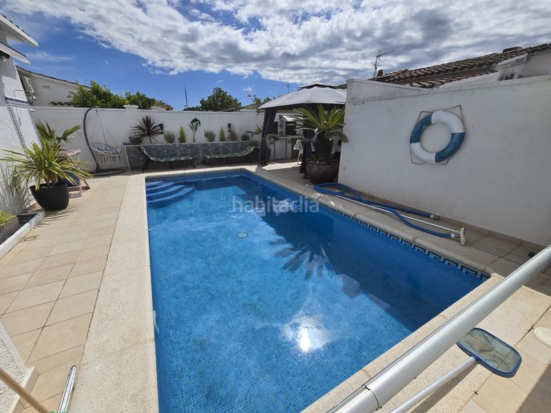 Foto 88209f1e-1d35-45d7-a92d-107922e820e0. Casa adossada amb xemeneia aparcament piscina a Puigmal - Mas Nou Empuriabrava