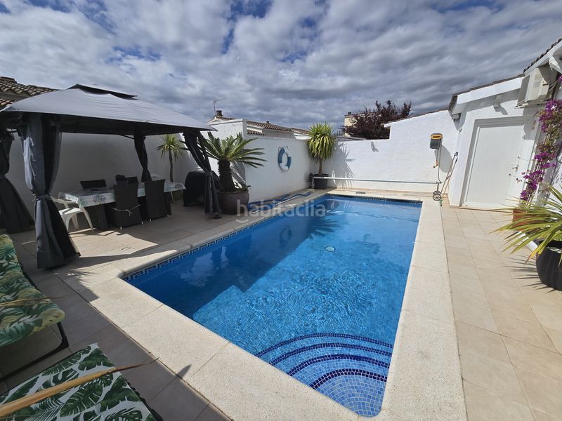 Foto a747f4dc-af1d-4f33-b4a5-c6c1daf07070. Casa adossada amb xemeneia aparcament piscina a Puigmal - Mas Nou Empuriabrava