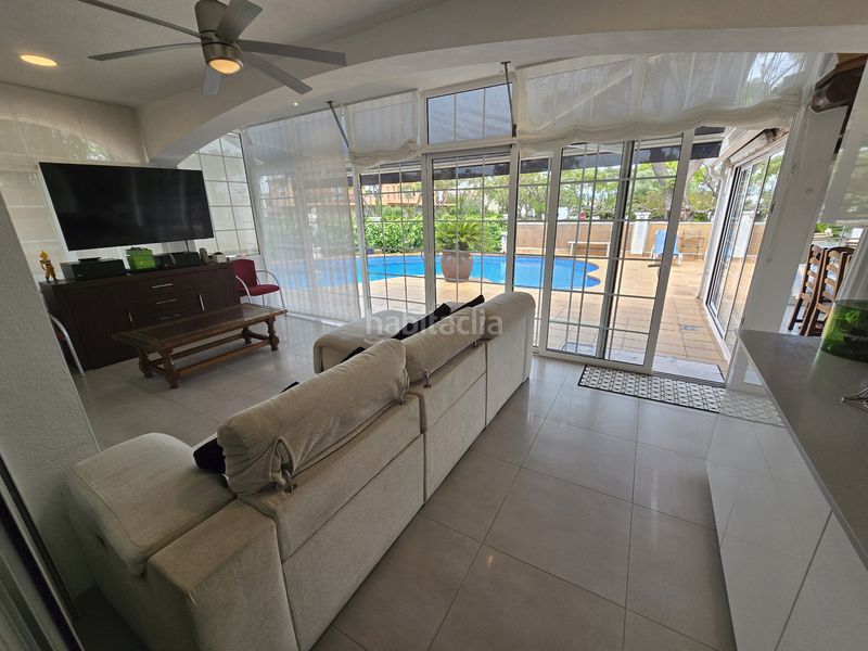 Foto 0d10aef9-2449-48dc-bcfe-5afd58f99a9d. Casa amb xemeneia calefacció aparcament piscina a Empuriabrava