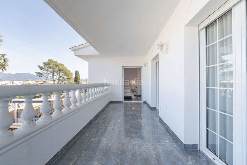 Foto 1a4fc8b5-cd3c-444d-b23a-78b30e03ee1b. Casa amb xemeneia calefacció aparcament piscina a Empuriabrava
