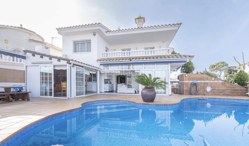 Foto 24b5a766-fc19-43ea-a1af-7129bd6b28ba. Casa amb xemeneia calefacció aparcament piscina a Empuriabrava