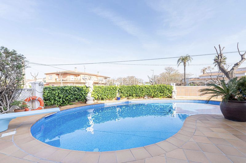 Foto 2c49dd1f-7e2d-4602-ae40-029165430900. Casa amb xemeneia calefacció aparcament piscina a Empuriabrava