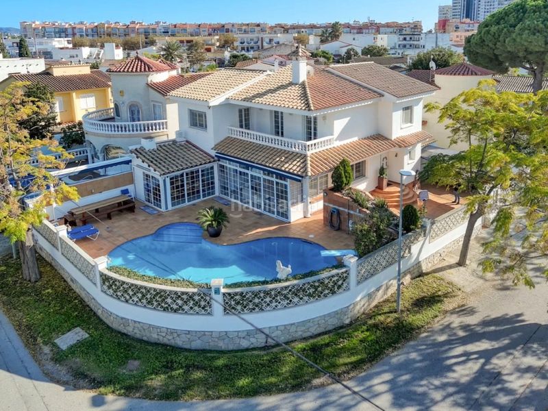 Foto 30708d3c-07b9-4b86-a699-9954cc289c6c. Casa amb xemeneia calefacció aparcament piscina a Empuriabrava