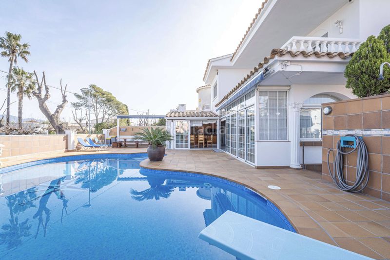 Foto 4781449b-12b3-48fb-ade0-eb99ef7ae605. Casa amb xemeneia calefacció aparcament piscina a Empuriabrava
