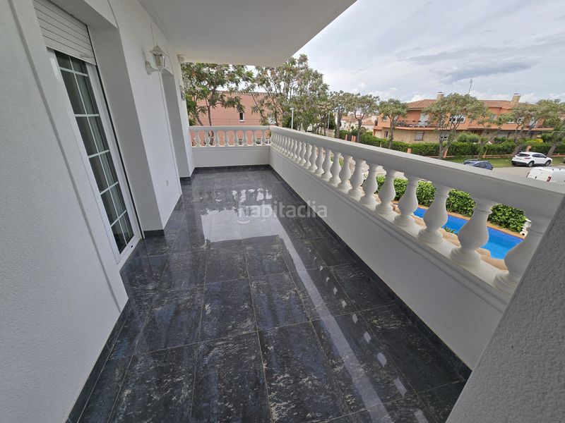 Foto 63b79c97-9e85-4da9-a99f-c8e1e60236ed. Casa amb xemeneia calefacció aparcament piscina a Empuriabrava