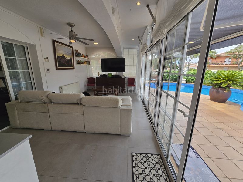 Foto 6cb7168c-7a37-4b47-83d6-c0b0be7552a6. Casa amb xemeneia calefacció aparcament piscina a Empuriabrava