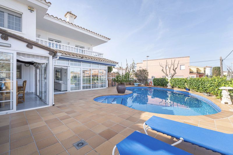 Foto 8d972f87-021b-4ded-94cd-fa9e276c15b9. Casa amb xemeneia calefacció aparcament piscina a Empuriabrava