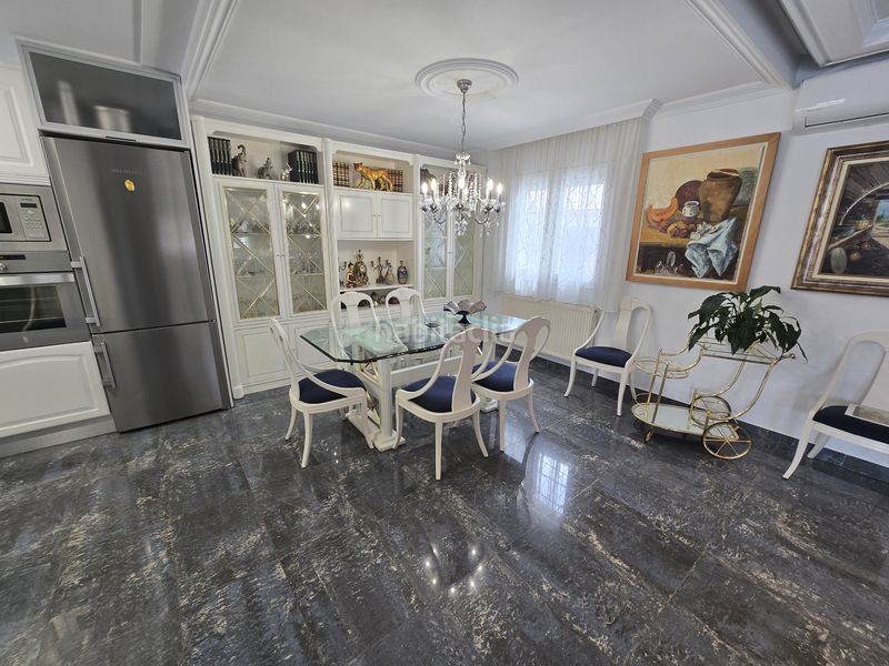 Foto a9d9dcc7-d386-4930-bdd8-fd879d7fa06b. Casa amb xemeneia calefacció aparcament piscina a Empuriabrava
