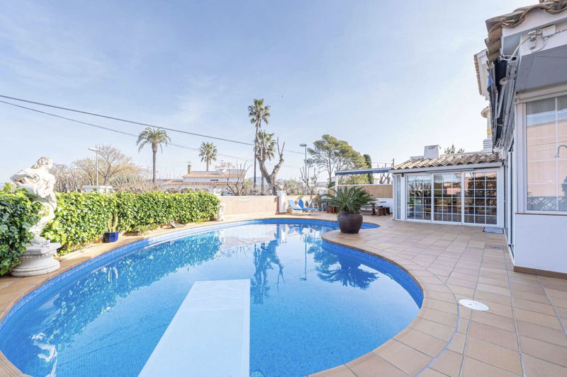Foto c354a5a0-5ecc-4101-bd7e-863ef98067b3. Casa amb xemeneia calefacció aparcament piscina a Empuriabrava