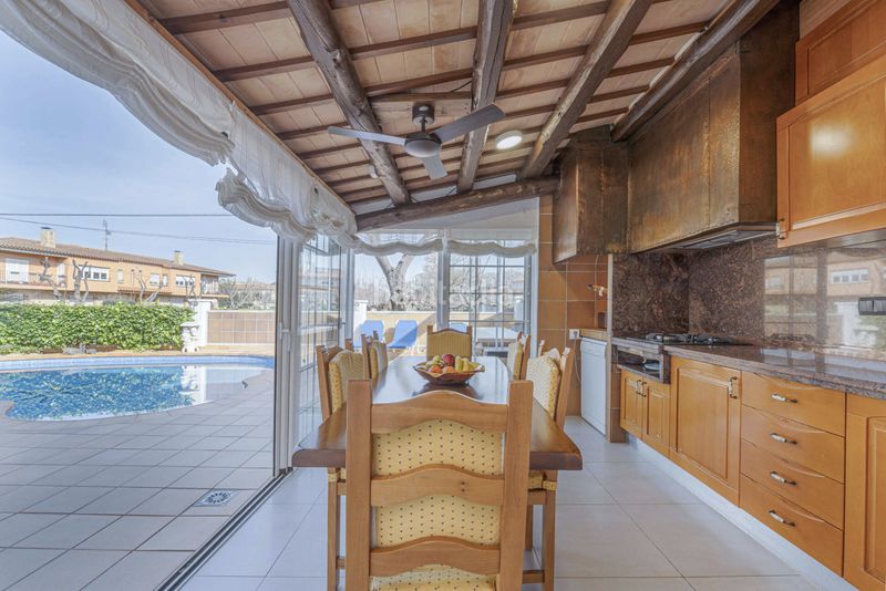 Foto d551ee6c-a87b-4ae1-baed-daf55b0ed101. Casa amb xemeneia calefacció aparcament piscina a Empuriabrava