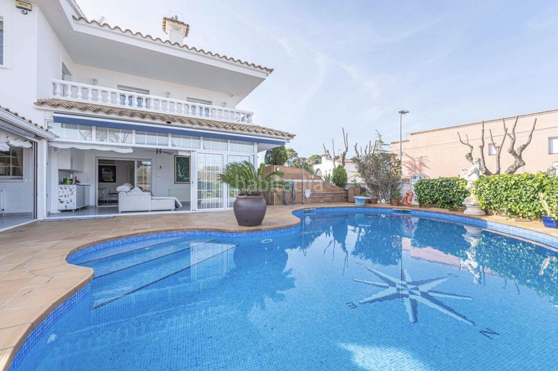 Foto e798b9a4-6916-4c75-bf81-b15fbc801ede. Casa amb xemeneia calefacció aparcament piscina a Empuriabrava