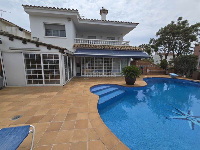 Foto f3dac1b0-609a-43fc-bd6f-ac267dcd2994. Casa amb xemeneia calefacció aparcament piscina a Empuriabrava