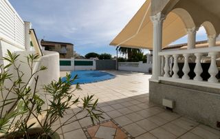 Xalet a Carmençó. Casa de 3 dormitorios con piscina y garaje cerca de la playa y d