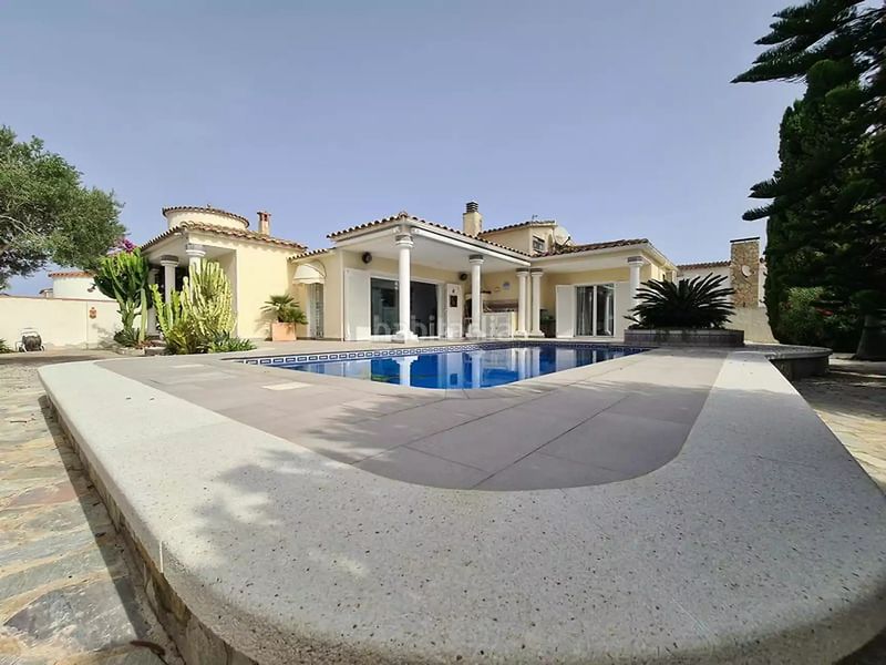 Foto 20d92286-8db8-4a10-97e0-7536869db678. Casa amb calefacció aparcament piscina a Peni Empuriabrava