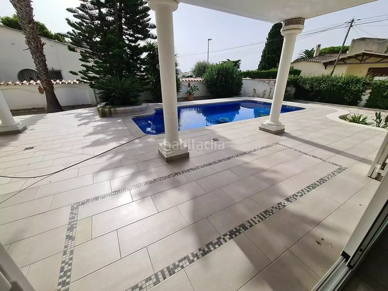 Foto 4e16b688-2ee3-494f-b66d-4b77e21ba660. Casa amb calefacció aparcament piscina a Peni Empuriabrava