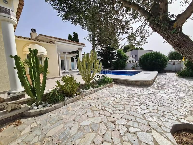 Foto 8cefda55-066e-4126-b6c0-37979cb78d7d. Casa amb calefacció aparcament piscina a Peni Empuriabrava