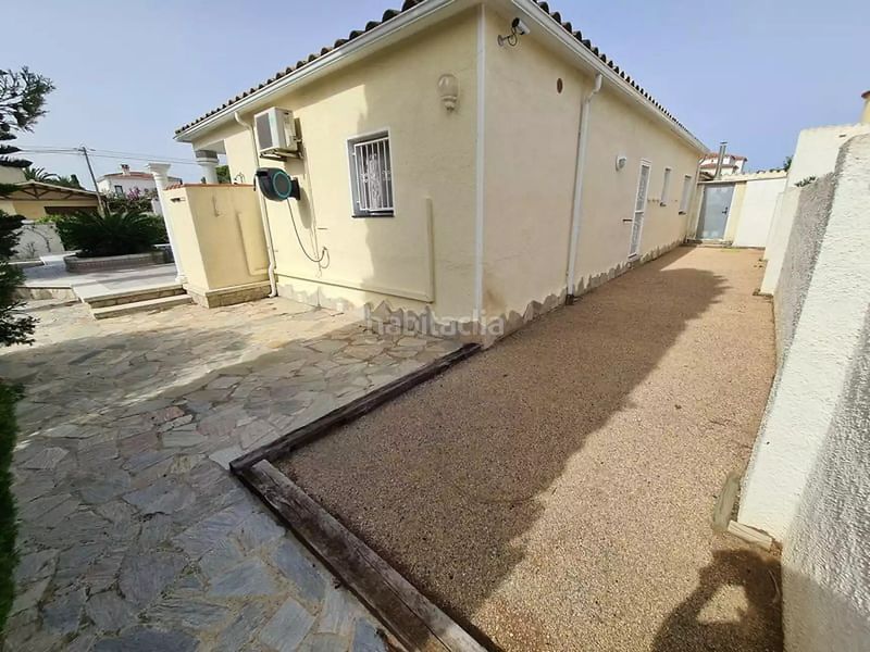 Foto ac869023-61f0-4668-a779-6726592b1d55. Casa amb calefacció aparcament piscina a Peni Empuriabrava