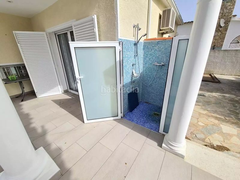 Foto e931d849-76dc-4a25-92ca-370c79276480. Casa amb calefacció aparcament piscina a Peni Empuriabrava