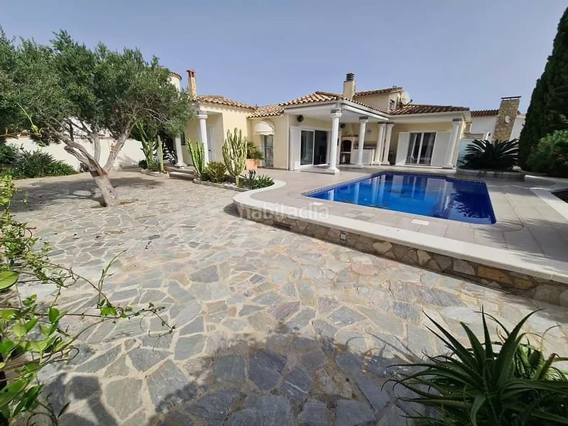 Foto f011defd-5be3-477f-9f95-14620ebbec30. Casa amb calefacció aparcament piscina a Peni Empuriabrava