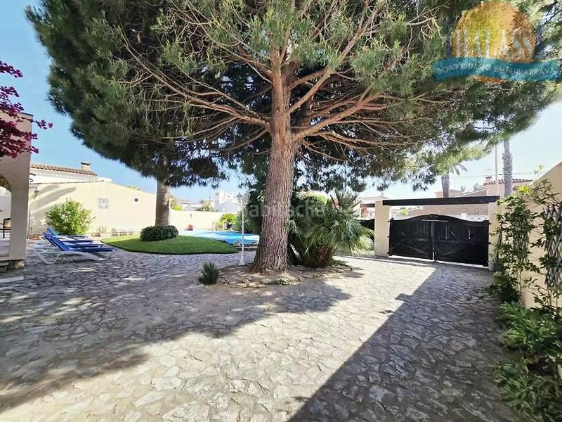 Foto 19def059-3f86-4bd6-af48-59986cd902f1. Casa amb calefacció aparcament piscina a Requesens Empuriabrava