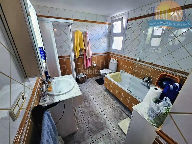 Foto bebd6aa7-b588-498e-9799-0e922e6a5faa. Casa amb calefacció aparcament piscina a Requesens Empuriabrava