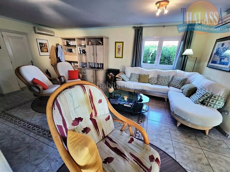 Foto d963b03c-7a3a-4f81-b463-bfbfb33cecf9. Casa amb calefacció aparcament piscina a Requesens Empuriabrava