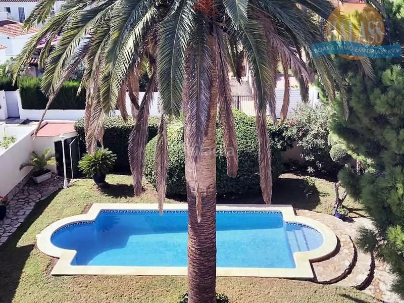 Foto f9253428-e7bc-4160-a2e9-2ca3cc29c954. Casa amb calefacció aparcament piscina a Requesens Empuriabrava