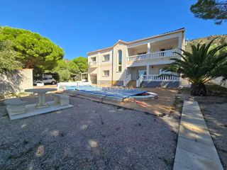 Casa  Carrer garbi. Casa espaciosa a els olivars rosas con piscina y licencia turíst