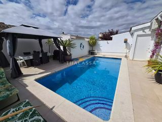 Casa  Carrer puigmal. Casa con 3 habitaciones, piscina y licencia turística
