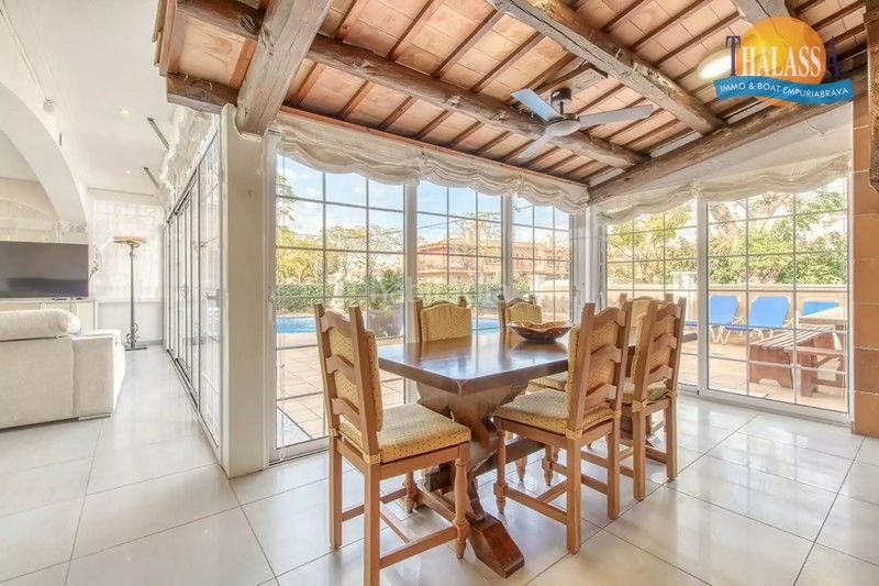 Foto 173116d6-9928-4360-87fe-d3a02bd455d6. Casa amb calefacció aparcament piscina a Requesens Empuriabrava