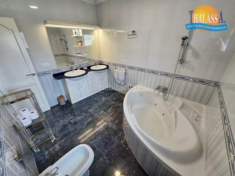 Foto 1b390c2c-7240-4f1b-95a6-edb38f75aba0. Casa amb calefacció aparcament piscina a Requesens Empuriabrava