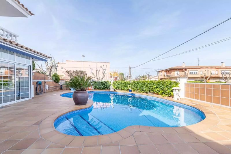 Foto 2a9e591c-d700-434e-83f0-77a2345eb94c. Casa amb calefacció aparcament piscina a Requesens Empuriabrava