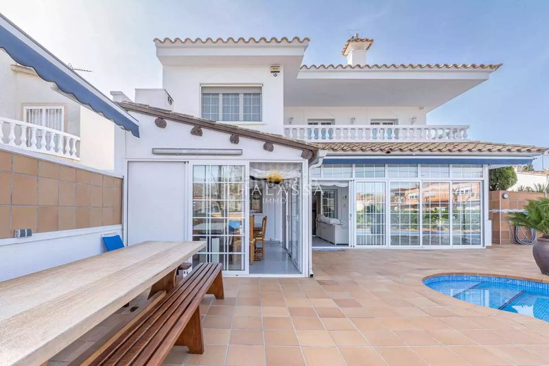 Foto 2de32241-cb60-415b-b89a-a7372b0d81a6. Casa amb calefacció aparcament piscina a Requesens Empuriabrava